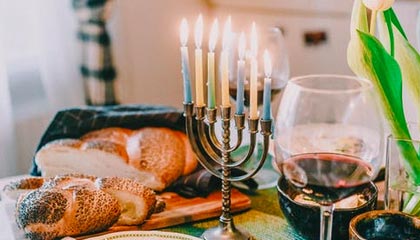 爱游戏在线-曼联球迷现场助威，球队士气高涨