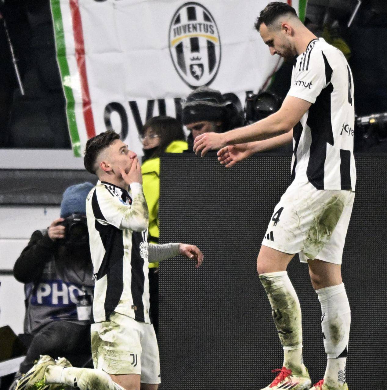 包含尤文图斯击败AC米兰,升至意甲榜首的词条 包含尤文图斯击败AC米兰,升至意甲榜首的词条