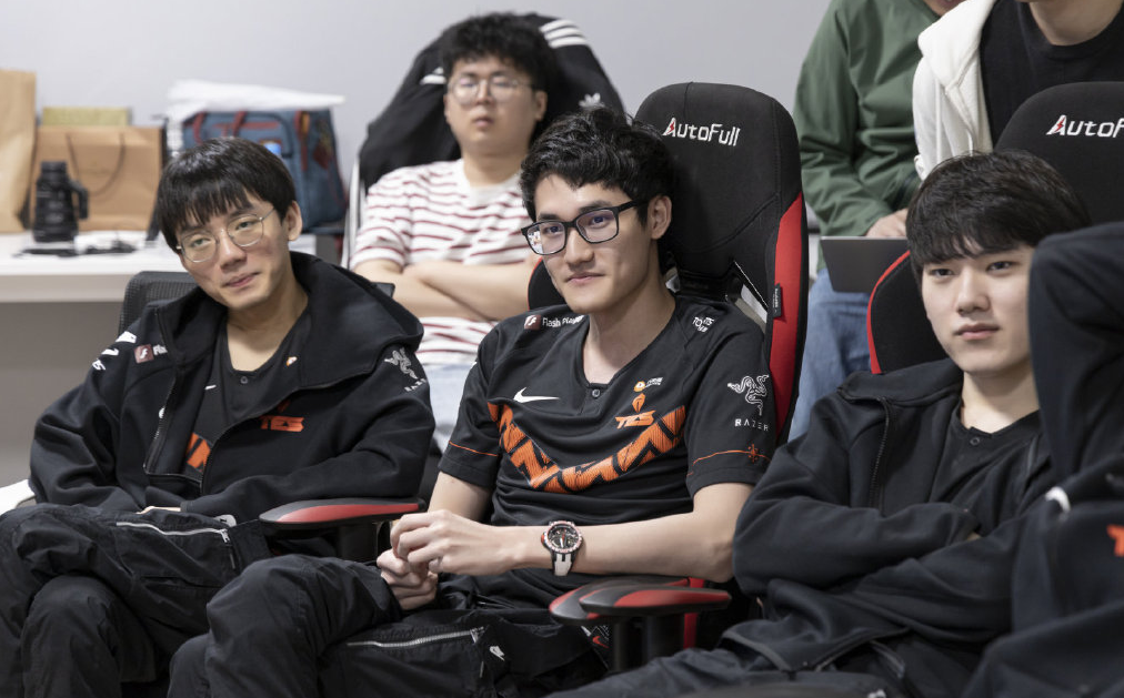 RNG力克EG，Caps成为全场焦点八强赛2:0（巴黎）