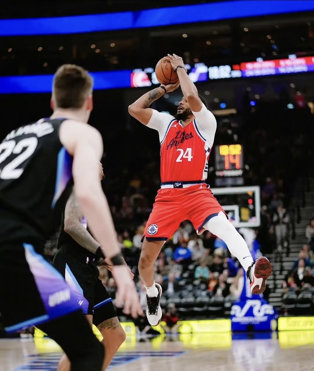 爱游戏下载-F1街道赛焦点战，尼克斯关键战突围马刺